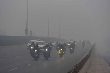 GURUGRAM INDIA JANUARY 26 2024 Bir grup motorcu yoğun sis koşulları altında Jharsa Chowk Flyover Fotoğrafı: Parveen Kumar Hindustan Times 