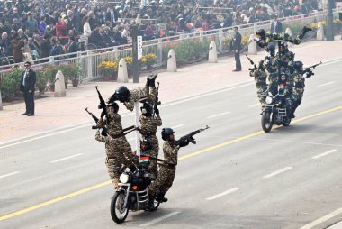 NEW DELHI INDIA JANUARY 26 Ocak 2024 SSB CRPF ve BSF 'den tüm kadın korkusuz polis memurları Kartavya Yolu 2024' teki 75. Cumhuriyet Günü Geçit Töreni sırasında Hindistan, ülkenin platin kutlaması için hazırlanıyor.