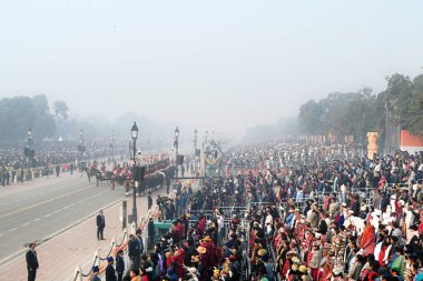 NEW DELHI INDIA 26 HAZİRAN 2024 İzleyiciler, 2024 Kartavya Yolu 'ndaki Cumhuriyet Günü geçit törenini izlemek için toplandılar. Hindistan, Cuma günü Cumhuriyet Günü' nün platin kutlamalarına hazırlanıyor. 