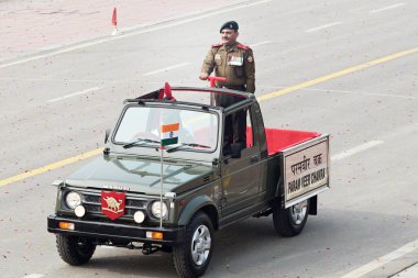 NEW DELHI INDIA 26 HAZİRAN 2024 Paramveer Çakra Shaurya Çakra 'nın galiplerinden oluşan bir grup Kartavya Yolu 2024 Cumhuriyet Geçit' i sırasında Kartavya Yolu 'ndaki selamlama üssünden geçiyor. Hindistan, D Cumhuriyeti' nin platin kutlaması için hazırlanıyor.