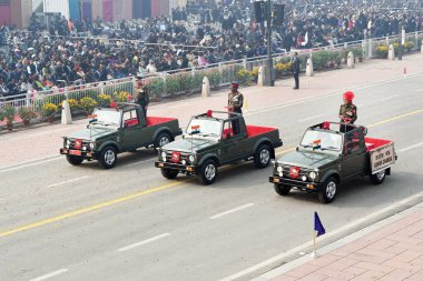 NEW DELHI INDIA 26 HAZİRAN 2024 Paramveer Çakra Shaurya Çakra 'nın galiplerinden oluşan bir grup Kartavya Yolu 2024 Cumhuriyet Geçit' i sırasında Kartavya Yolu 'ndaki selamlama üssünden geçiyor. Hindistan, D Cumhuriyeti' nin platin kutlaması için hazırlanıyor.