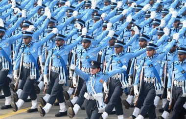 NEW DELHI INDIA 26 HAZİRAN 2024 Hint Hava Kuvvetleri 'nden bir grup, Kartavya Yolu 2024' teki 75. Cumhuriyet Günü Geçidi 'nde karşılama üssünün yanından geçerek, Cuma günü yapılacak olan en iyi kutlamalarla Hindistan' ın platin madalya törenine hazırlanıyor.