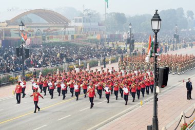 NEW DELHI INDIA 26 HAZİRAN 2024 Sınır Güvenlik Kuvveti BSF Grubu 'ndan tüm kadınlar, Kartavya Yolu 2024' teki 75. Cumhuriyet Günü Geçidi sırasında selamlama üssünün önünden geçerek Hindistan, D Cumhuriyeti 'nin platin kutlaması için hazırlanıyor.