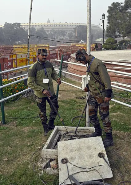 stock image NEW DELHI INDIA JANUARY 24 2024 Indian army personnel inspect the Vijay Chowk as security is tightened ahead of the Republic Day Photo by Sanjeev Verma Hindustan Times 