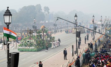 YENİ DELHI INDIA 26 HAZİRAN 2024 Arunachal Pradesh eyaletinin 75. Cumhuriyet Günü Geçit Töreni sırasında Arunachal 'in masasının yanında performans sergileyen sanatçılar, Hindistan' ın Kartavya Yolu 'ndaki platin bayramına hazırlanıyor.