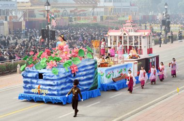 YENİ DELHI INDIA 26 HAZİRAN 2024 Sanatçılar 75. Cumhuriyet Günü Geçit 2024 Kartavya Yolu 'nda Manipur eyaletinin masasının yanında performans sergiliyorlar. Hindistan, Cuma günü, büyüleyici bir dış görünüşle ülke Cumhuriyeti Günü' nü platin kutlaması için hazırlanıyor.