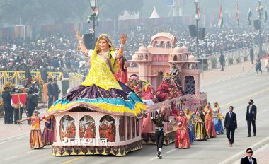 NEW DELHI INDIA JANUARY 26 2024 sanatçılar 75. Cumhuriyet Günü Geçidi 'nde Rajasthan devletinin masasının yanında performans sergilediler Hindistan Kartavya Yolu' ndaki platin bayramı için Cuma günü büyüleyici bir coşkuyla hazırlanıyor.