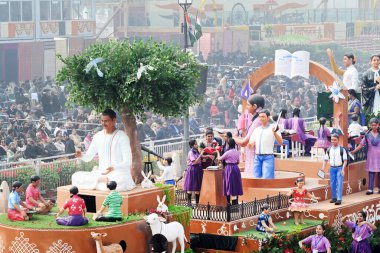 NEW DELHI INDIA 26 HAZİRAN 2024 Sanatçılar, Kartavya Yolu 2024 Cumhuriyet Günü Geçidi 'nde Andhra Pradesh eyaletinin tablosunun yanında performans sergiliyorlar. Hindistan, Cuma günü, ülke Cumhuriyeti Günü' nün platin kutlaması için hazırlanıyor.