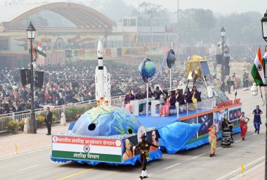 NEW DELHI INDIA JANUARY 26 2024 Hint Uzay Araştırma Örgütü ISRO tablosu, Kartavya Yolu 2024 'te düzenlenen Cumhuriyet Günü Yürüyüşü sırasında sergilenmekte. Hindistan, Cuma günü düzenlenen Cumhuriyet Günü' nün platin kutlaması için hazırlanıyor.