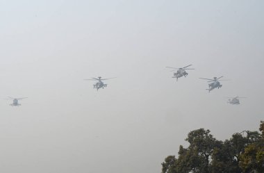 NEW DELHI INDIA JANUARY 26 2024 Hindistan Hava Kuvvetleri Hafif Muharebe Helikopterleri öğle yemeğinde iki Apache Helikopteri ve iki ALH MK4 ac tatbikat sırasında Kartavya Yolu 2024 'nda Hindistan platin c için hazırlanıyor.