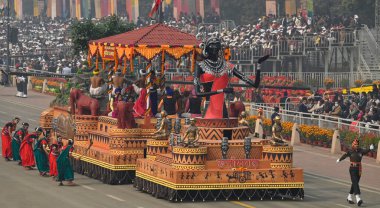 NEW DELHI INDIA JANUARY 26 2024 Chhattisgarh Devleti 'nin tablosunun yanında 75. Cumhuriyet Günü Geçidi 2024' te Hindistan 'ın Kartavya Yolu' ndaki platin bayramı için Cuma günü büyüleyici bir performans sergiliyor. 