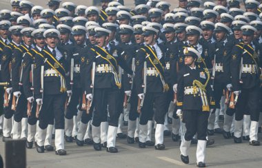 NEW DELHI INDIA 26 HAZİRAN 2024 Hint Sahil Güvenlik birlikleri, Kartavya Yolu 2024 'teki 75. Cumhuriyet Günü Geçidi' nde karşılama üssünün yanından geçerek Cuma günü yapılacak olan Cumhuriyet Günü platin kutlamasına hazırlanıyor. 