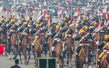 NEW DELHI INDIA 26 HAZİRAN 2024 61. Süvari birliği, Kartavya Yolu 2024 'te düzenlenen 75. Cumhuriyet Günü Geçidi' nde karşılama üssünün önünden geçerek Cuma günü yapılacak olan Cumhuriyet Günü platin kutlaması için hazırlanıyor.