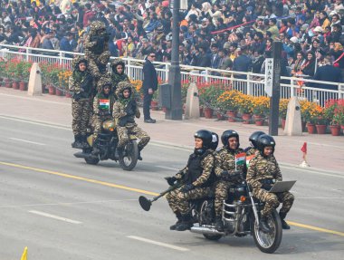 NEW DELHI INDIA JANUARY 26 Ocak 2024 SSB CRPF ve BSF 'den tüm kadın korkusuz polis memurları Kartavya Yolu 2024' teki 75. Cumhuriyet Günü Geçit Töreni sırasında Hindistan, ülkenin platin kutlaması için hazırlanıyor.