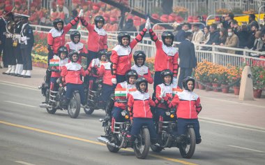 NEW DELHI INDIA JANUARY 26 Ocak 2024 SSB CRPF ve BSF 'den tüm kadın korkusuz polis memurları Kartavya Yolu 2024' teki 75. Cumhuriyet Günü Geçit Töreni sırasında Hindistan, ülkenin platin kutlaması için hazırlanıyor.