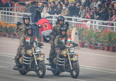 NEW DELHI INDIA JANUARY 26 Ocak 2024 SSB CRPF ve BSF 'den tüm kadın korkusuz polis memurları Kartavya Yolu 2024' teki 75. Cumhuriyet Günü Geçit Töreni sırasında Hindistan, ülkenin platin kutlaması için hazırlanıyor.