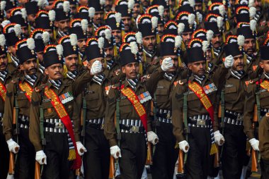 NEW DELHI INDIA 26 HAZİRAN 2024 Grenadier Alayı 'ndan bir grup, Kartavya Yolu 2024 Cumhuriyet Günü Geçidi' nde karşılama üssünün yanından geçerken Hindistan, Cuma günü yapılacak olan platin bayram kutlamasına hazırlanıyor. 