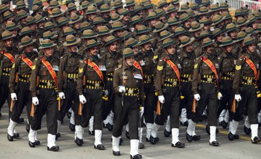 NEW DELHI INDIA 26 JANUARY 2024 Kumaon Alayı 'ndan bir grup, Kartavya Yolu 2024' teki 75. Cumhuriyet Günü Geçidi 'nde karşılama üssünün yanından geçerek Hindistan' ın Cuma günü yapılacak olan platin bayram kutlamasına hazırlanıyor.