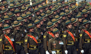 NEW DELHI INDIA 26 JANUARY 2024 Kumaon Alayı 'ndan bir grup, Kartavya Yolu 2024' teki 75. Cumhuriyet Günü Geçidi 'nde karşılama üssünün yanından geçerek Hindistan' ın Cuma günü yapılacak olan platin bayram kutlamasına hazırlanıyor.