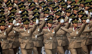 NEW DELHI INDIA 26 HAZİRAN 2024 Silahlı Kuvvetler Sağlık Hizmetleri 'nden tüm kadınlar, Kartavya Yolu 2024' teki 75. Cumhuriyet Günü Yürüyüşü sırasında selamlama üssünün önünden geçtiler. Hindistan, ülke Da Cumhuriyeti 'nin platin kutlaması için hazırlanıyor.