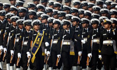 NEW DELHI INDIA 26 HAZİRAN 2024 Hint Donanması 'ndan bir grup, Kartavya Yolu 2024' teki 75. Cumhuriyet Günü Geçidi 'nde karşılama üssünün yanından geçerek Hindistan' ın Cuma günü yapılacak olan Cumhuriyet Günü platin kutlamasına hazırlanıyor.