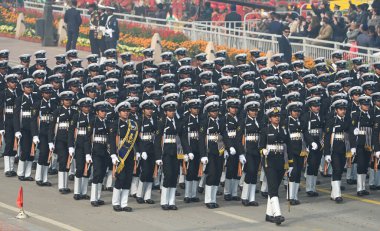 NEW DELHI INDIA 26 HAZİRAN 2024 Hint Donanması 'ndan bir grup, Kartavya Yolu 2024' teki 75. Cumhuriyet Günü Geçidi 'nde karşılama üssünün yanından geçerek Hindistan' ın Cuma günü yapılacak olan Cumhuriyet Günü platin kutlamasına hazırlanıyor.