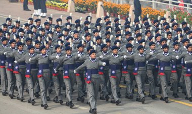 NEW DELHI INDIA 26 JANUARY 2024 Ulusal Hizmet Planı NSS 'den tüm kadınlar Kartavya Yolu 2024' teki 75. Cumhuriyet Günü Geçidi sırasında selamlama üssünü geçtiler. Hindistan, Frida 'daki Ulusal Cumhuriyet Günü platin kutlaması için hazırlanıyor.