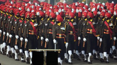 NEW DELHI INDIA 26 HAZİRAN 2024 Sih Alayı 'ndan bir grup, Kartavya Yolu 2024' te düzenlenen 75. Cumhuriyet Günü Geçidi 'nde karşılama üssünün yanından geçerek Hindistan' ın Cuma günü yapılacak olan Cumhuriyet Günü platin kutlamasına hazırlanıyor.