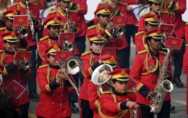 NEW DELHI INDIA 26 HAZİRAN 2024 Sashastra Seema Bal SSB 'den tüm kadınlar, Kartavya Yolu 2024' teki 75. Cumhuriyet Günü Geçidi 'nde karşılama grubunu geçtiler. Hindistan, Frid' de düzenlenen Ulusal Cumhuriyet Günü platin kutlaması için hazırlanıyor.