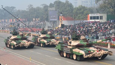 YENİ DELHI INDIA 26 HAZİRAN 2024 Hint TANK T 90 BHISHMA 75. Cumhuriyet Günü kutlamaları sırasında Kartavya Yolu 'nda Hindistan, Cuma günü yapılacak olan platin bayram için hazırlanıyor. 