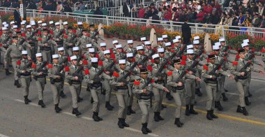 NEW DELHI INDIA 26 HAZİRAN 2024 Fransız bandosu ve kuvvet birliği, 75. Cumhuriyet Günü Geçit Töreni sırasında Kartavya Yolu Hindistan 'da Cuma günü yapılacak büyüleyici bir sergi ile ülkenin cumhuriyet gününü platin kutlamaya hazırlanıyor.