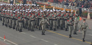 NEW DELHI INDIA 26 HAZİRAN 2024 Fransız bandosu ve kuvvet birliği, 75. Cumhuriyet Günü Geçit Töreni sırasında Kartavya Yolu Hindistan 'da Cuma günü yapılacak büyüleyici bir sergi ile ülkenin cumhuriyet gününü platin kutlamaya hazırlanıyor.