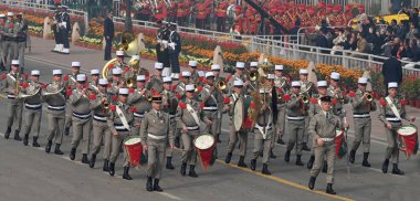 NEW DELHI INDIA 26 HAZİRAN 2024 Fransız bandosu ve kuvvet birliği, 75. Cumhuriyet Günü Geçit Töreni sırasında Kartavya Yolu Hindistan 'da Cuma günü yapılacak büyüleyici bir sergi ile ülkenin cumhuriyet gününü platin kutlamaya hazırlanıyor.