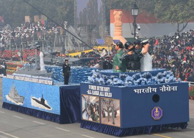 NEW DELHI INDIA 26 HAZİRAN 2024 Donanma Tablosu 75. Cumhuriyet Günü kutlamaları sırasında Kartavya Yolu 'nda Hindistan, Cuma günü, militanın büyüleyici bir sergisiyle ülke Cumhuriyet Günü' nün platin kutlamalarına hazırlanıyor.