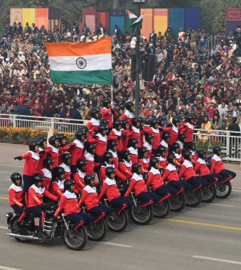 NEW DELHI INDIA JANUARY 26 Ocak 2024 SSB CRPF ve BSF 'den tüm kadın korkusuz polis memurları Kartavya Yolu 2024' teki 75. Cumhuriyet Günü Geçit Töreni sırasında Hindistan, ülkenin platin kutlaması için hazırlanıyor.