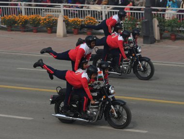 NEW DELHI INDIA JANUARY 26 Ocak 2024 SSB CRPF ve BSF 'den tüm kadın korkusuz polis memurları Kartavya Yolu 2024' teki 75. Cumhuriyet Günü Geçit Töreni sırasında Hindistan, ülkenin platin kutlaması için hazırlanıyor.