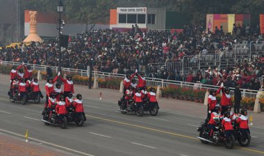 NEW DELHI INDIA JANUARY 26 Ocak 2024 SSB CRPF ve BSF 'den tüm kadın korkusuz polis memurları Kartavya Yolu 2024' teki 75. Cumhuriyet Günü Geçit Töreni sırasında Hindistan, ülkenin platin kutlaması için hazırlanıyor.