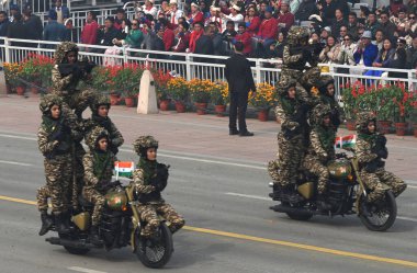 NEW DELHI INDIA JANUARY 26 Ocak 2024 SSB CRPF ve BSF 'den tüm kadın korkusuz polis memurları Kartavya Yolu 2024' teki 75. Cumhuriyet Günü Geçit Töreni sırasında Hindistan, ülkenin platin kutlaması için hazırlanıyor.