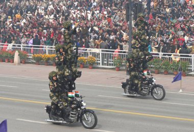 NEW DELHI INDIA JANUARY 26 Ocak 2024 SSB CRPF ve BSF 'den tüm kadın korkusuz polis memurları Kartavya Yolu 2024' teki 75. Cumhuriyet Günü Geçit Töreni sırasında Hindistan, ülkenin platin kutlaması için hazırlanıyor.