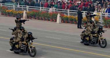 NEW DELHI INDIA JANUARY 26 Ocak 2024 SSB CRPF ve BSF 'den tüm kadın korkusuz polis memurları Kartavya Yolu 2024' teki 75. Cumhuriyet Günü Geçit Töreni sırasında Hindistan, ülkenin platin kutlaması için hazırlanıyor.