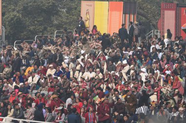 NEW DELHI INDIA 26 HAZİRAN 2024 İYAF 'ın 75. Cumhuriyet Günü Geçidi 2024' te Hindistan 'ın Kartavya Yolu' nda uçup gidişini izliyor. Cuma günü yapılacak olan Cumhuriyet Günü platin kutlaması için büyüleyici bir askeri prowe sergisiyle hazırlanıyor.