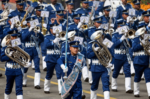 НЬЮ-ДЕЛИ-ИНДИЯ 26 ЯНВАРЬ 2024 Контингент группы ВВС Индии проходит мимо салютующей базы во время парада в честь 75-го Дня Республики 2024 года на Картавийском пути Индия готовится к своему платиновому празднованию Дня Республики в пятницу. 