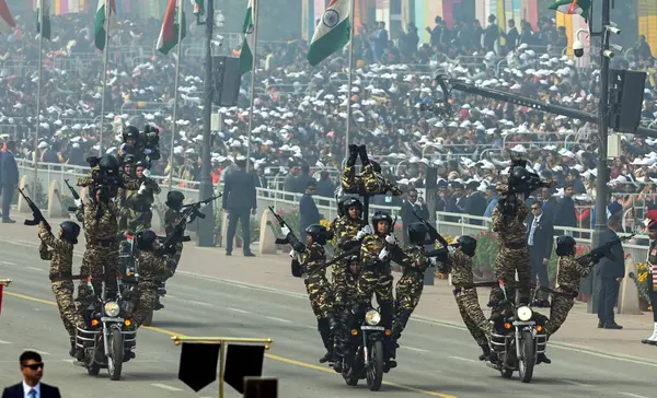 NEW DELHI INDIA JANUARY 26 Ocak 2024 SSB CRPF ve BSF 'den tüm kadın korkusuz polis memurları Kartavya Yolu 2024' teki 75. Cumhuriyet Günü Geçit Töreni sırasında Hindistan, ülkenin platin kutlaması için hazırlanıyor.