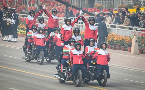 NEW DELHI INDIA JANUARY 26 Ocak 2024 SSB CRPF ve BSF 'den tüm kadın korkusuz polis memurları Kartavya Yolu 2024' teki 75. Cumhuriyet Günü Geçit Töreni sırasında Hindistan, ülkenin platin kutlaması için hazırlanıyor.