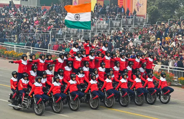 NEW DELHI INDIA JANUARY 26 Ocak 2024 SSB CRPF ve BSF 'den tüm kadın korkusuz polis memurları Kartavya Yolu 2024' teki 75. Cumhuriyet Günü Geçit Töreni sırasında Hindistan, ülkenin platin kutlaması için hazırlanıyor.