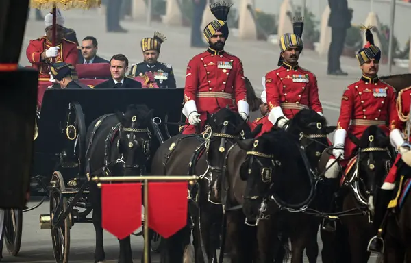 stock image NEW DELHI INDIA JANUARY 26 2024 Presidential Bodyguards escort the President of India Droupadi Murmu along with the Chief guest Emmanuel Macron President of France as they arrive in Presidential Traditional Chariot to attend the 75th Republic Day Par