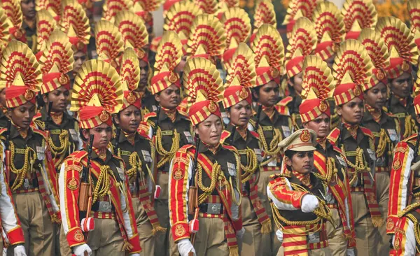 NEW DELHI INDIA 26 HAZİRAN 2024 Sashastra Seema Bal SSB 'den tüm kadınlar Kartavya Yolu 2024' teki 75. Cumhuriyet Günü Geçidi 'nde selamlama üssünü geçtiler. Hindistan, Cuma günü yapılacak olan Cumhuriyet Günü platin kutlaması için hazırlanıyor.