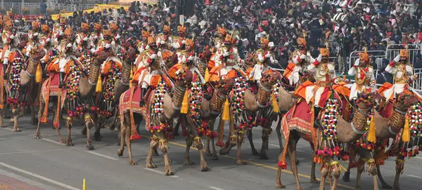 NEW DELHI INDIA JANUARY 26 JANUARY BSF Deve Contingent yürüyüşü 75. Cumhuriyet Günü Geçidi 2024 Kartavya Yolu 'nda Hindistan, Cuma günü yapılacak Cumhuriyet Günü platin kutlaması için askeri pruvasının büyüleyici bir gösterisiyle hazırlanıyor.