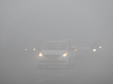 GREATER NOIDA İNDİYA 26 HAZİRAN 2024 Soğuk ve sisli bir günde 26 Ocak 2024 sabahı Büyük Noida Hindistan Fotoğrafı: Sunil Ghosh Hindustan Times 