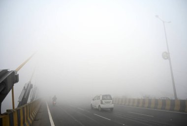 NOIDA INDIA HAZİRAN 26 HAZİRAN 2024 Soğuk ve sisli bir sabah sabahı fotoğrafı: Sunil Ghosh Hindustan Times 